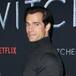 Henry Cavill reparando su ordenador es lo más sexy que vas a ver hoy