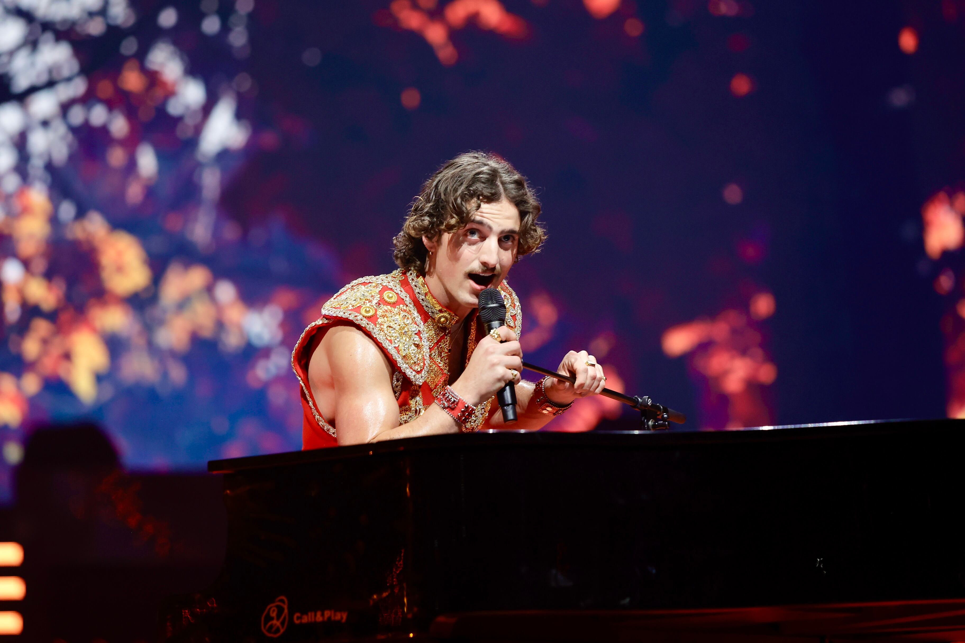 Se llevó dos galardones a casa, nos dejó varias volteretas, un directo espectacular y un estilismo muy español. ¡Olé, Benson!