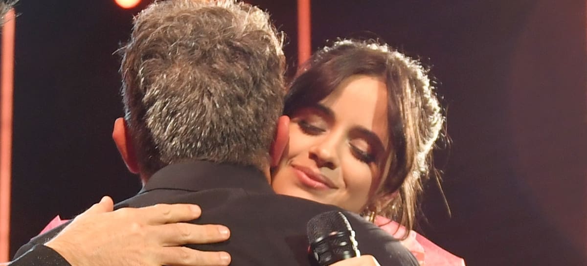 Juanes, y Camila Cabello cantan un tema de Alejandro Sanz en la ceremonia de Persona del Año de los Latin Grammy 2017.