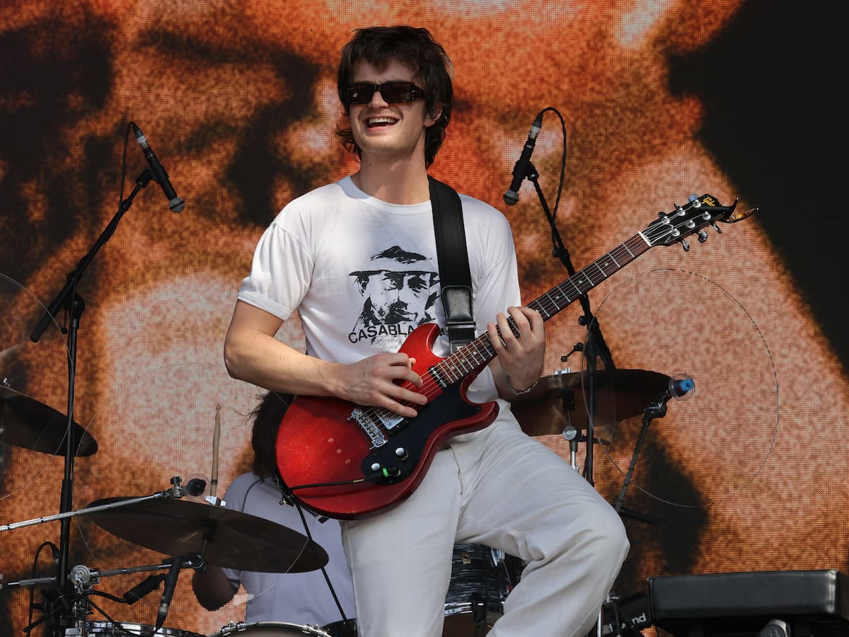 La canción de Djo, actor de 'Stranger Things', que es número 1 y apunta directamente a la nostalgia