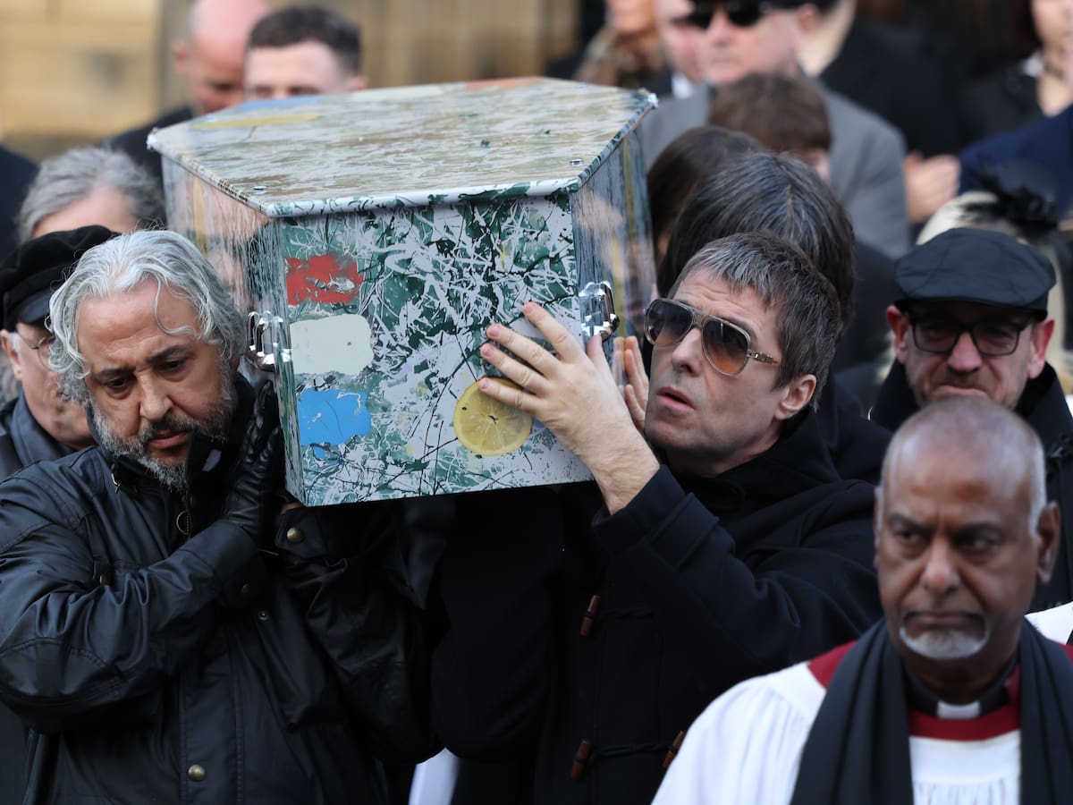 Liam Gallagher lleva el féretro de Gary 'Mani' Mounfield, el legendario bajista de Stone Roses, en su funeral