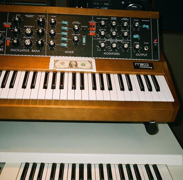 Un billete de dólar en el estudio de grabación.