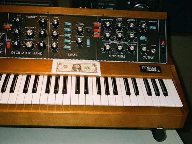 Un billete de dólar en el estudio de grabación.