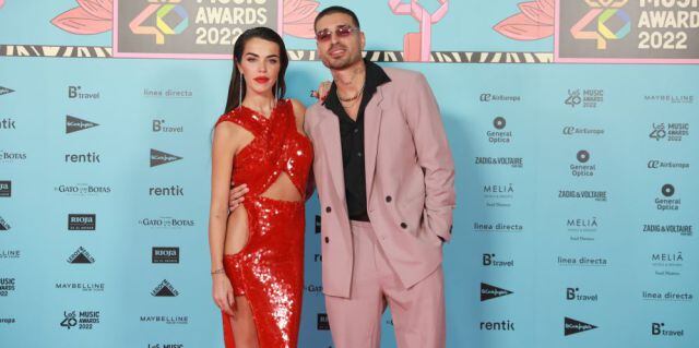 Violeta Mangriñán y Fabbio en la alfombra roja de LOS40 Music Awards 2022.