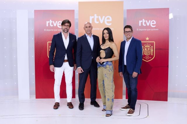 Chanel en la rueda de prensa de RTVE junto a Luis Rubiales, Domingo Olivo y Arsenio Cañada