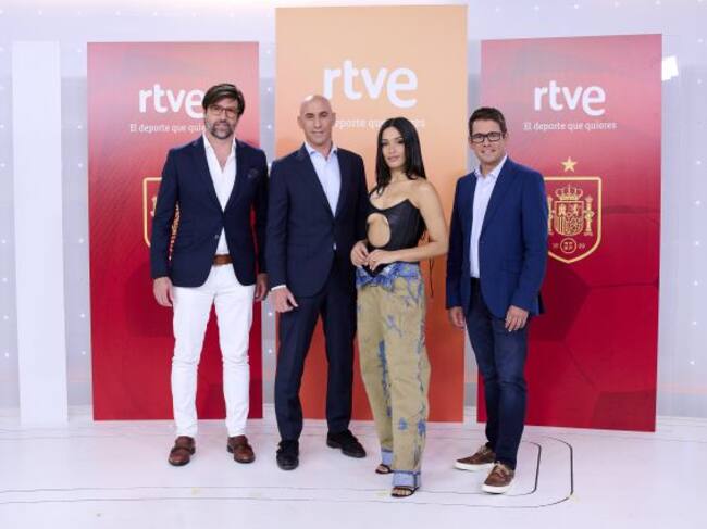 Chanel en la rueda de prensa de RTVE junto a Luis Rubiales, Domingo Olivo y Arsenio Cañada