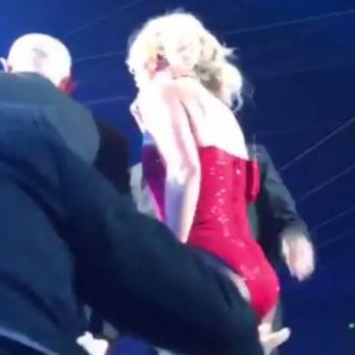 El susto de Britney Spears al ver a un fan arriba del escenario