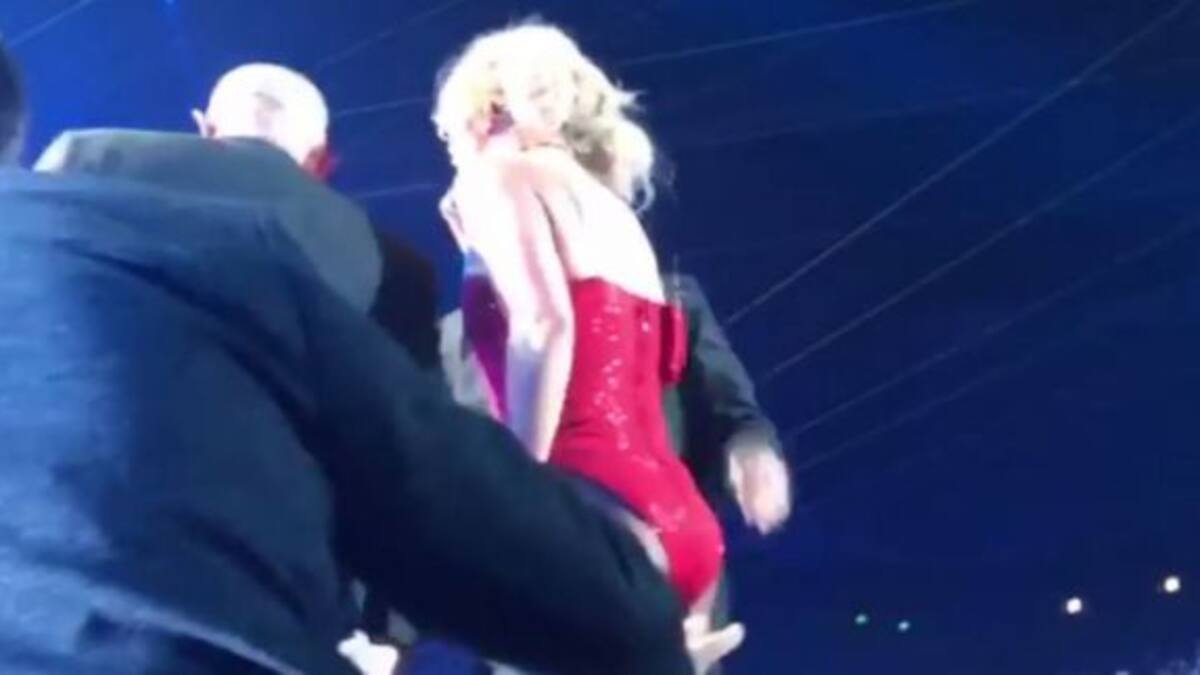 El susto de Britney Spears al ver a un fan arriba del escenario