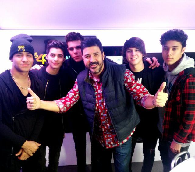 Los chicos de CNCO con Tony Aguilar.