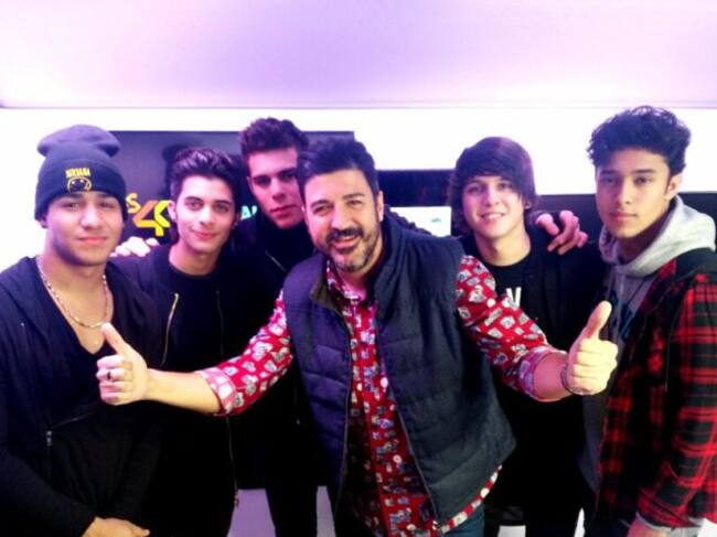 Los chicos de CNCO con Tony Aguilar.