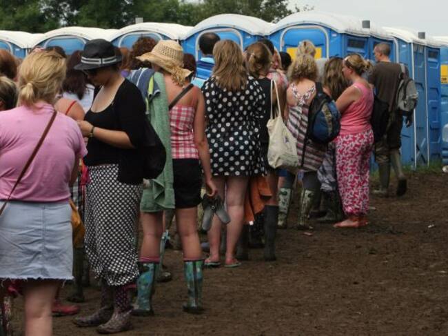 Colas interminables en los aseos del festival