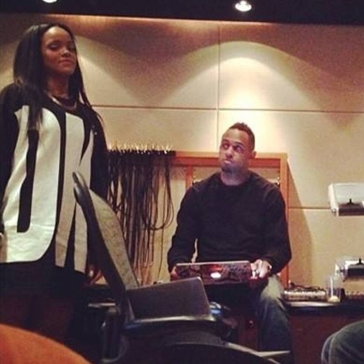 Rihanna en el estudio de grabación