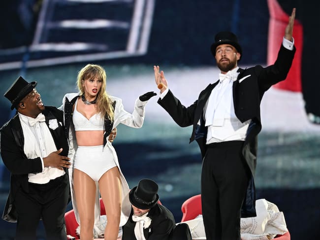 Taylor Swift y Travis Kelce en "Taylor Swift | The Eras Tour" en el Wembley Stadium en Londres