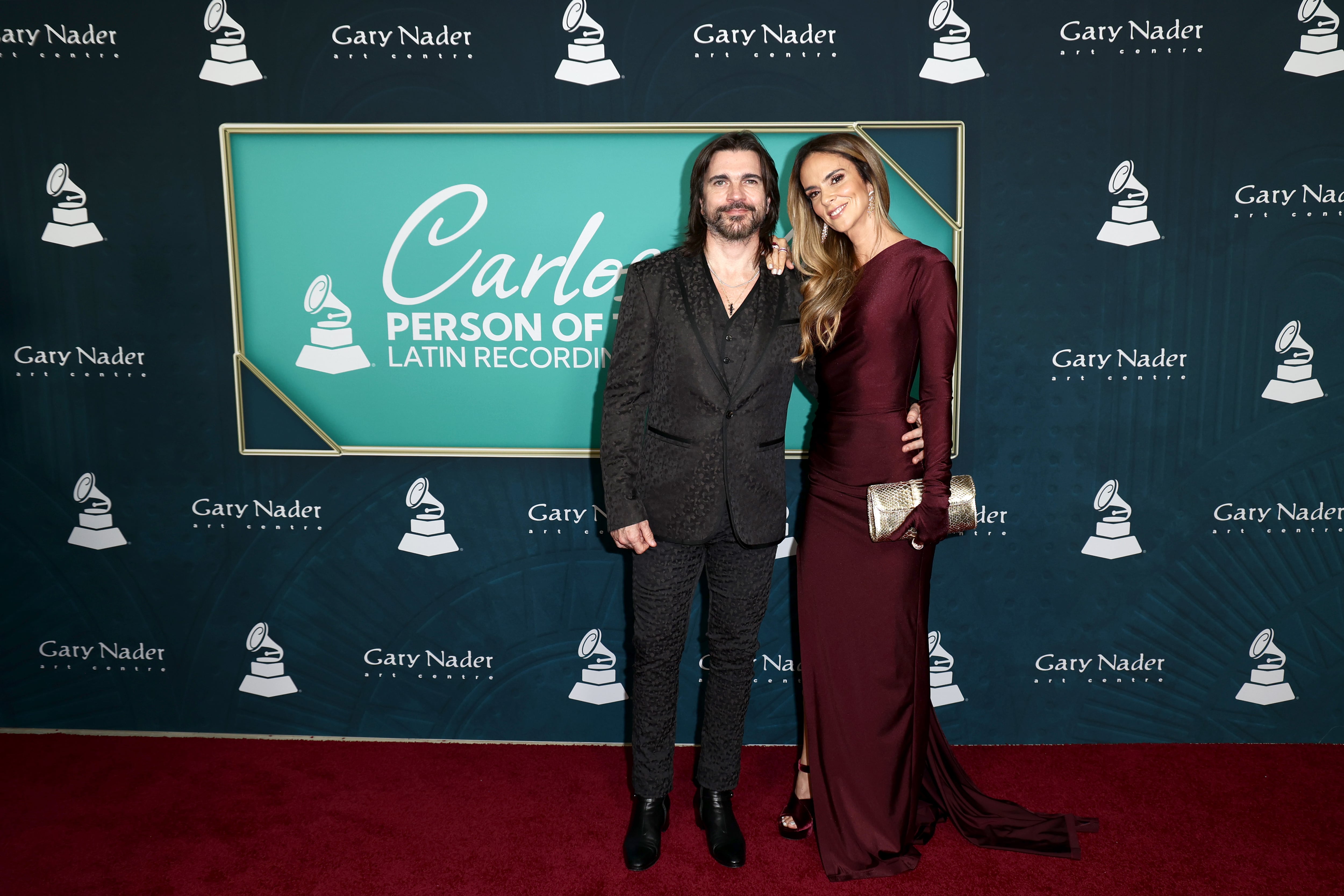 Juanes y Karen Martínez, una de las parejas más elegantes de la ceremonia POTY de los Latin Grammy