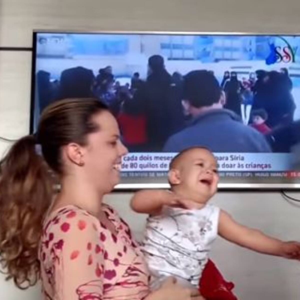 La divertida reacción de un bebé al ver a su mamá y a su gemela
