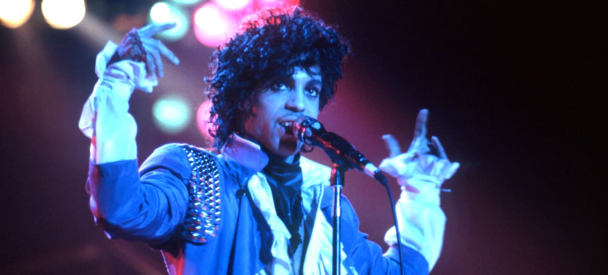 El cantante estadounidense Prince durante una actuación en el Joe Louis Arena de Detroit, Michigan, el 4 de noviembre de 1984.