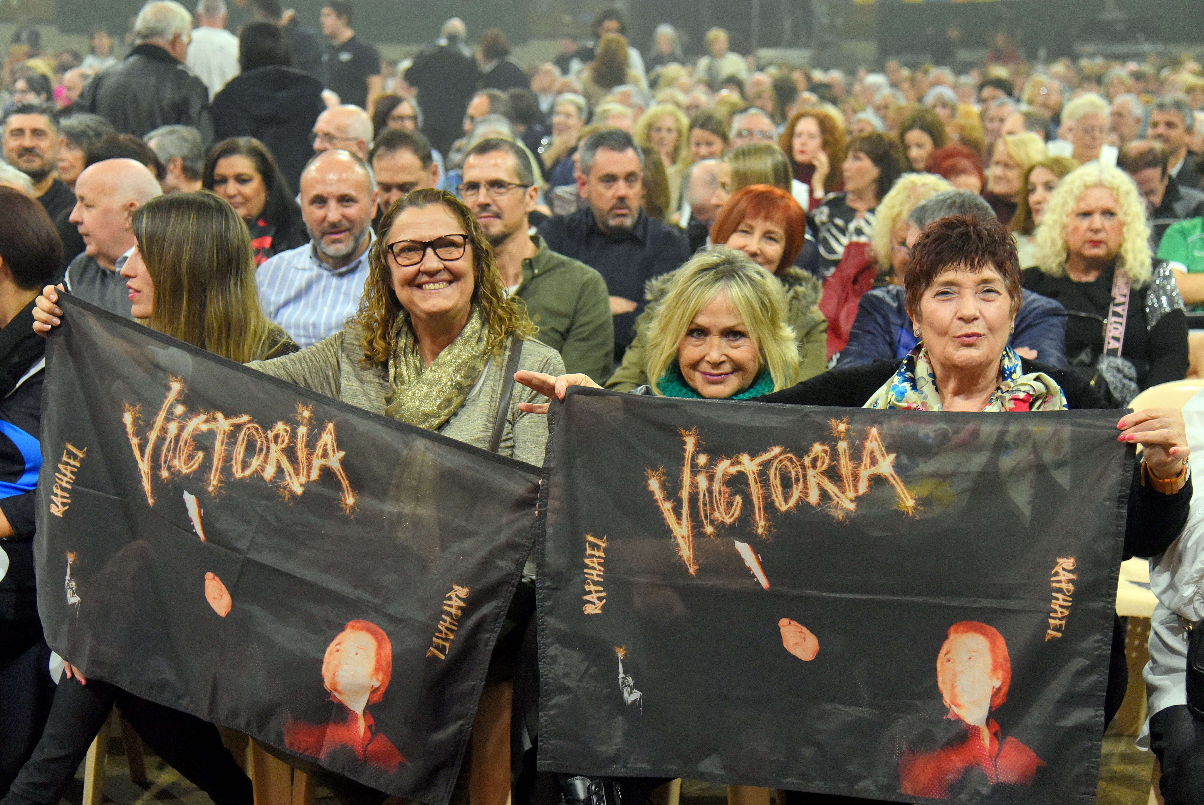 Fans de Raphael en Tarragona. (Photo by Ramon Costa/SOPA Images/LightRocket via Getty Images)