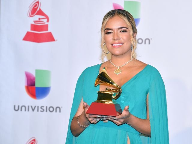 Karol G con su Grammy Latino.