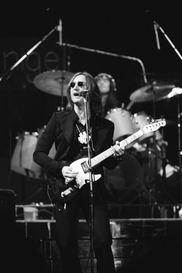 John Lennon durante su actuación en el Madison Square Garden en 1974