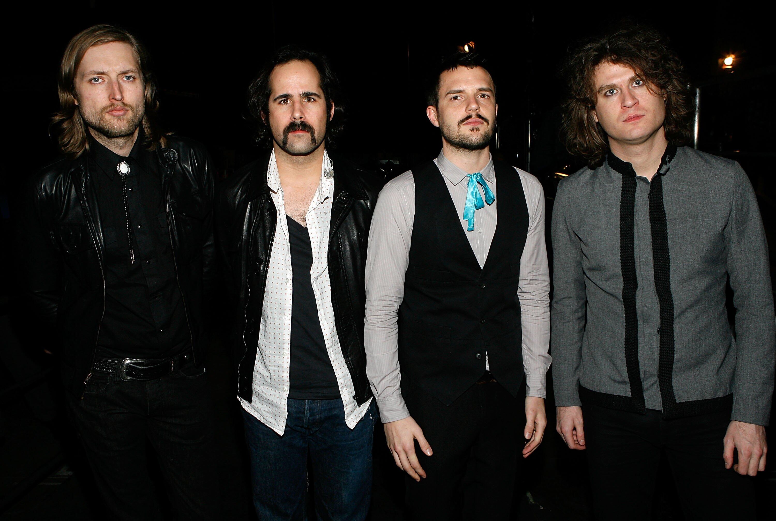 Mark Stoermer, Ronnie Vannucci,  Brandon Flowers y David Keuning, de The Killers, en el backstage de VH1 Big in '06 Awards.