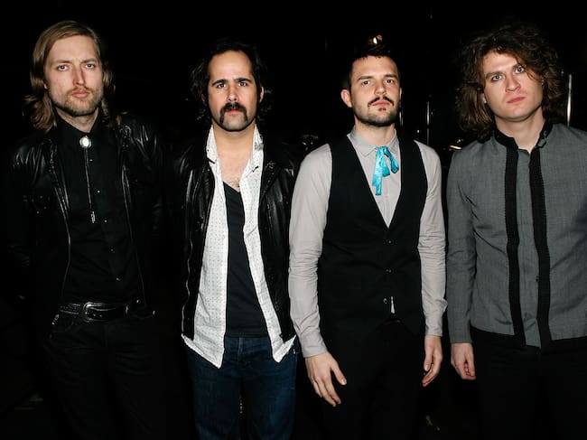Mark Stoermer, Ronnie Vannucci, Brandon Flowers y David Keuning, de The Killers, en el backstage de VH1 Big in '06 Awards.