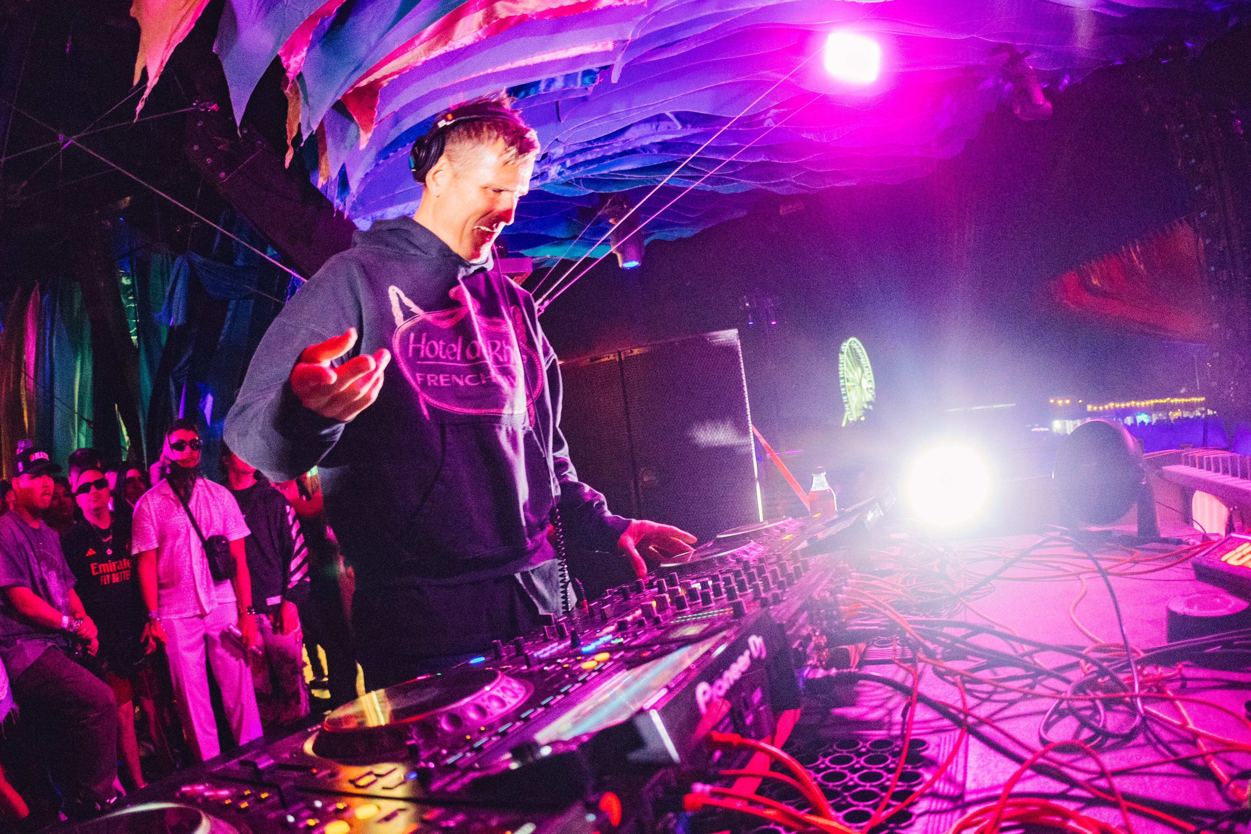 Además de los escenarios principales del festival, el Coachella tiene multitud de fiestas satélite en la que también hay mucha música. Kaskade amenizó una de esas fiestas.