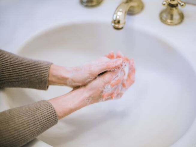 El lavado de manos antes y después de las relaciones evita la proliferación de bacterias. Cortesía: Jena Ardell/ Getty Images