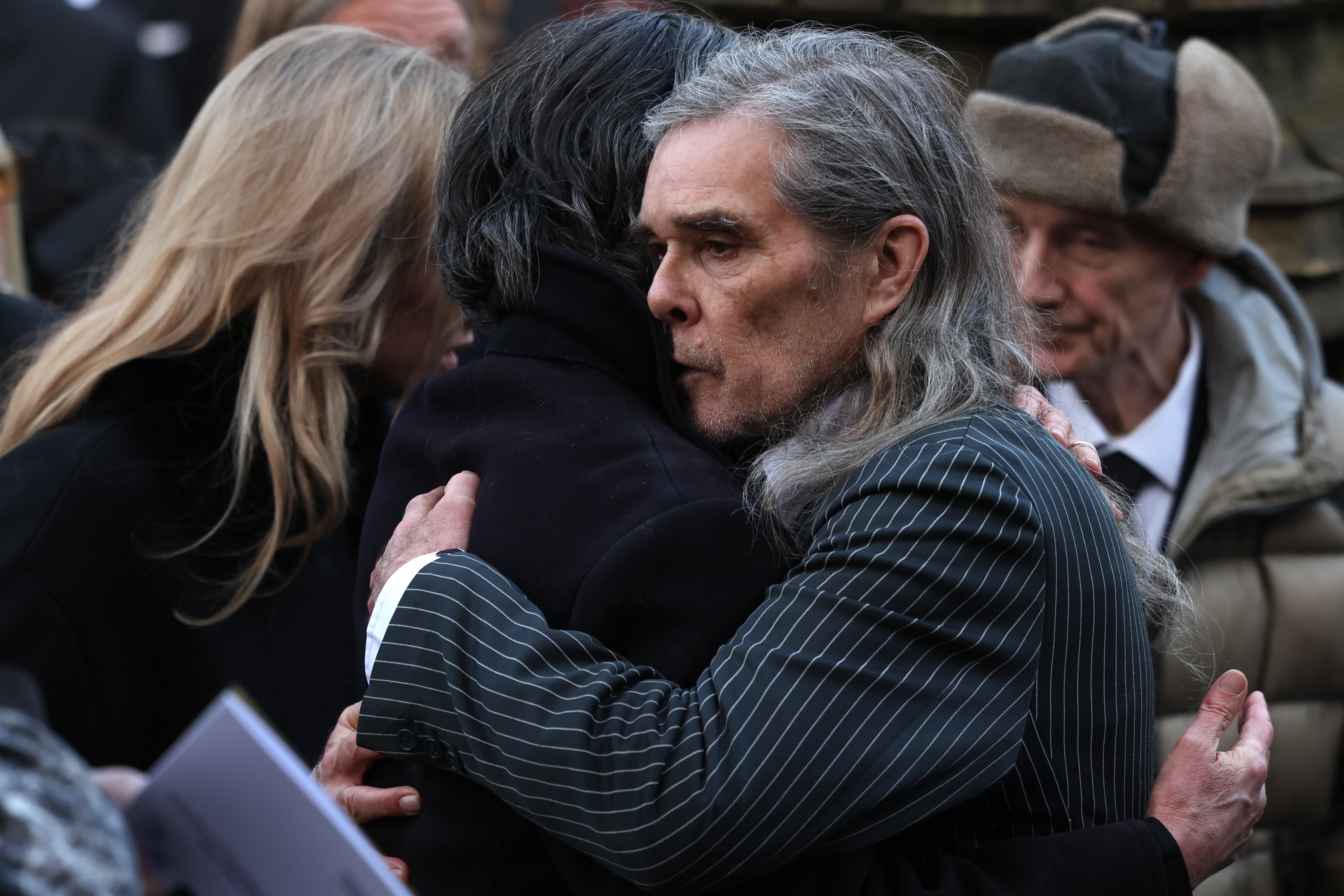 Ian Brown y John Squire, miembros de Stone Roses, en el funeral de Gary Mounfield el 22 de 2025 en Manchester, Inglaterra.