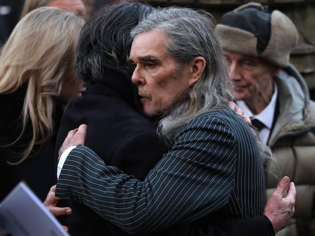 Ian Brown y John Squire, miembros de Stone Roses, en el funeral de Gary Mounfield el 22 de 2025 en Manchester, Inglaterra.