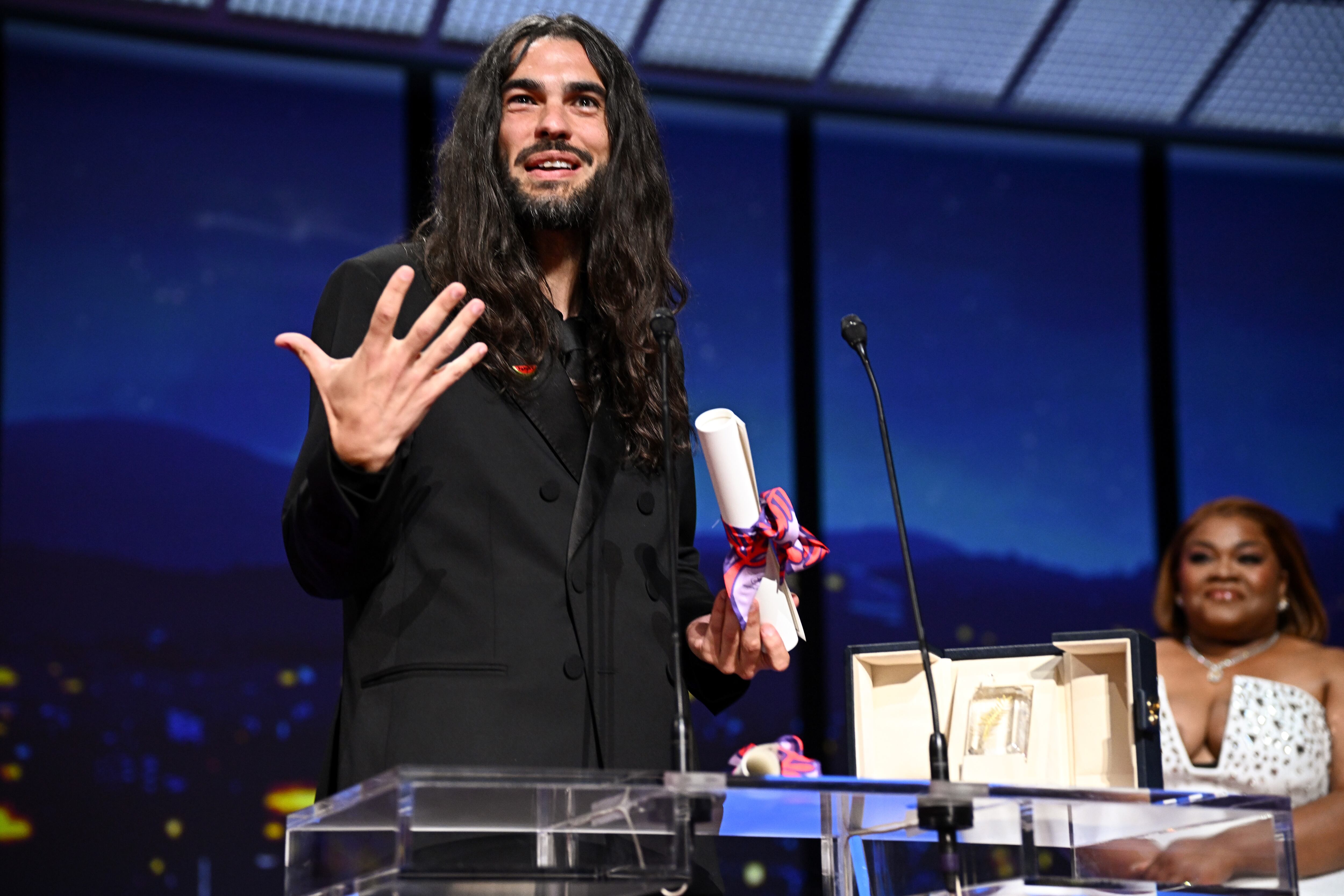 Oliver Laxe aceptando el Premio del Jurado de Cannes por &#039;Sirat&#039;. / Stephane Cardinale - Corbis/Corbis via Getty
