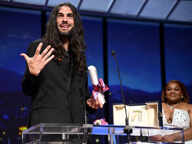 Oliver Laxe aceptando el Premio del Jurado de Cannes por 'Sirat'. / Stephane Cardinale - Corbis/Corbis via Getty
