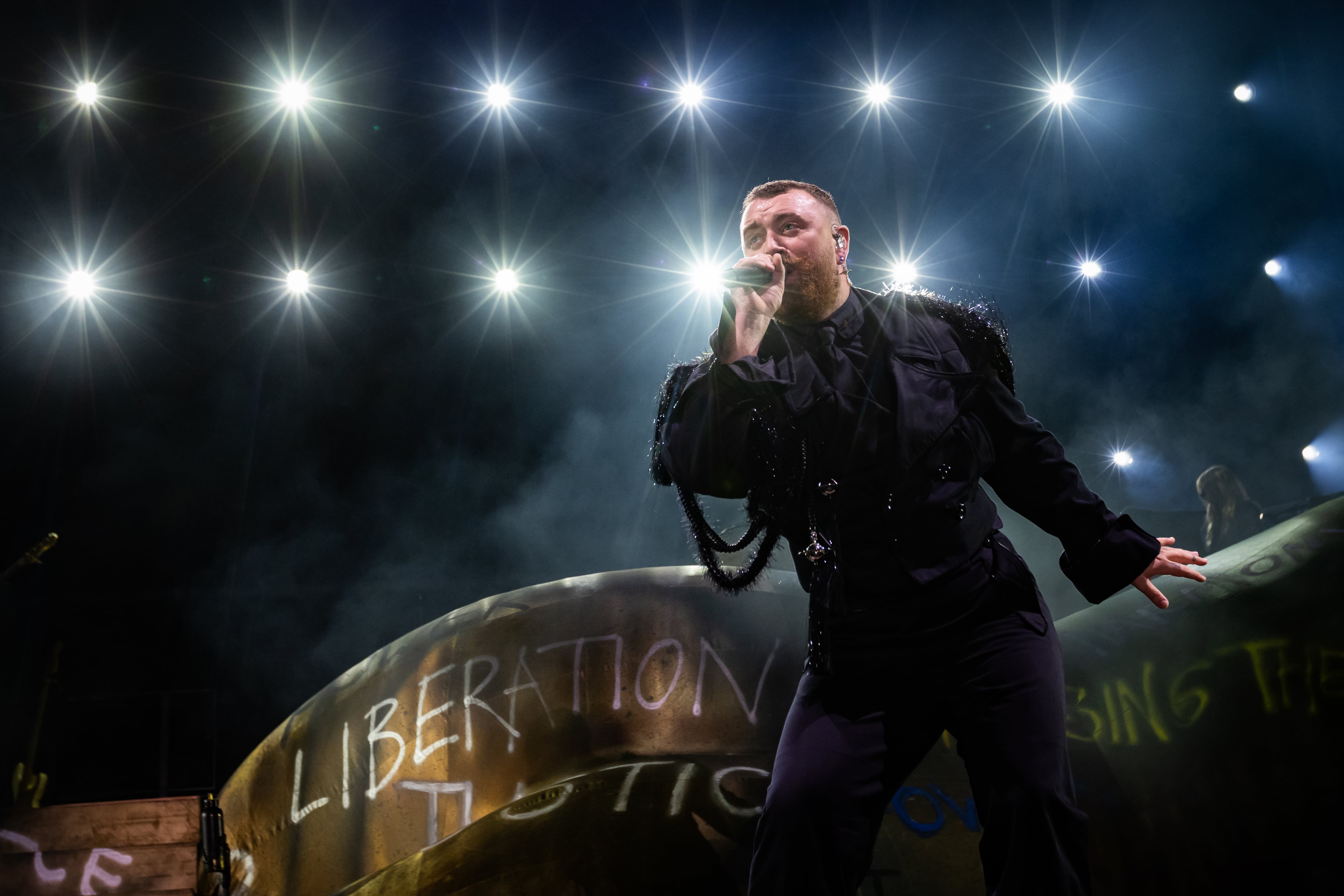 Sam Smith, durante su espectáculo en Kalorama, frente a un cuerpo desnudo lleno de mensajes.