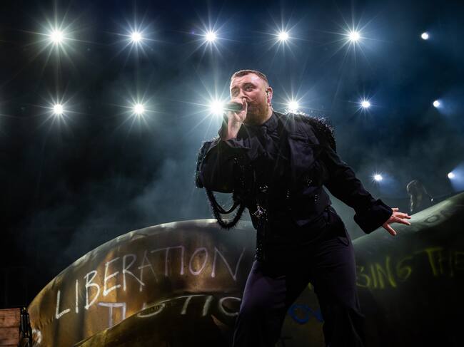 Sam Smith, durante su espectáculo en Kalorama, frente a un cuerpo desnudo lleno de mensajes.