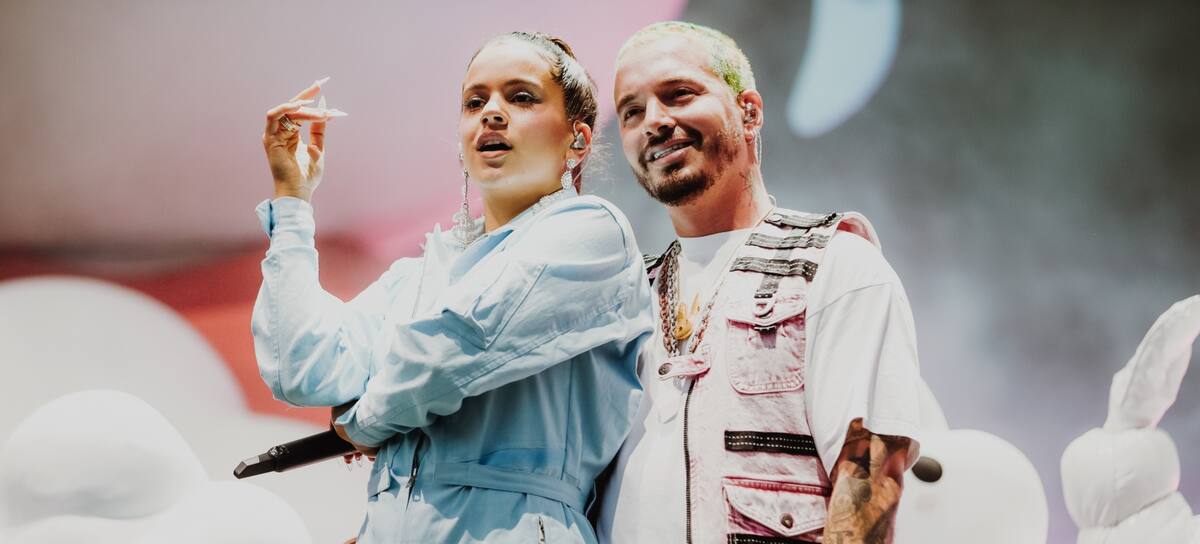Rosalía y J Balvin sobre el escenario del Festival Coachella