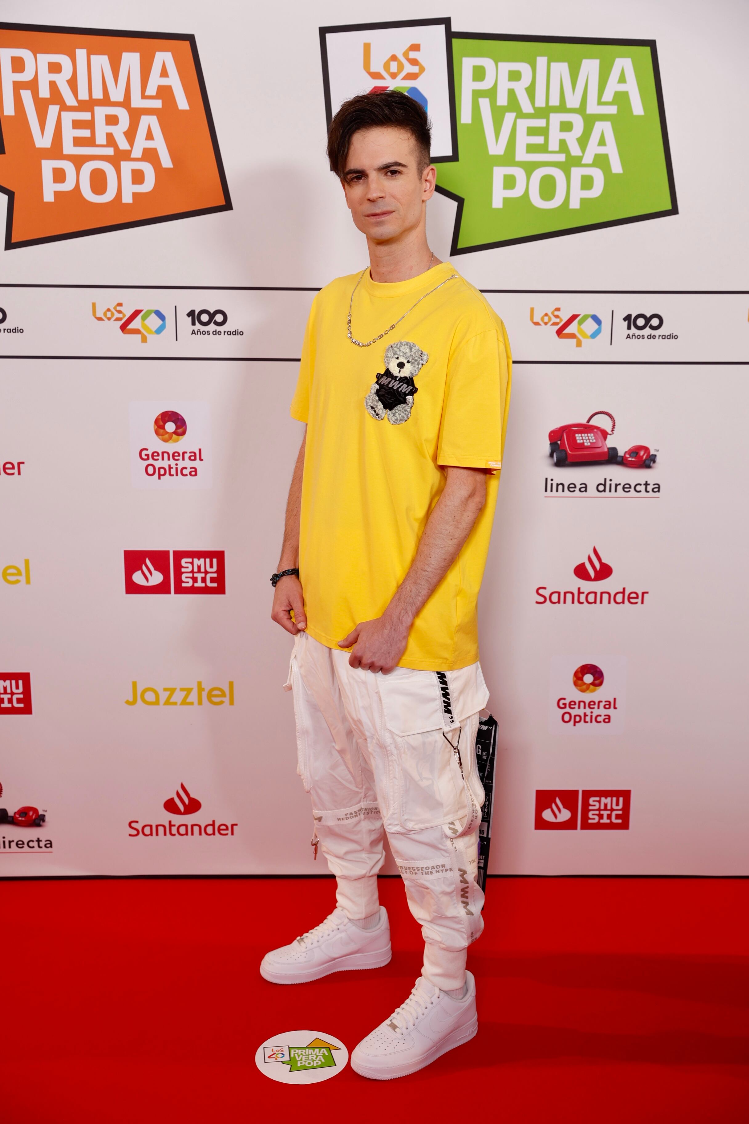 Que tiemblen los artistas e influencers que el locutor más gamberro de LOS40, Karin Herrero, también ha llegado. Eso sí, seguro que esta noche se portará bien y no pondrá a prueba la cultura general de ninguno, ¿o sí? Con él nunca se sabe. De momento nos ha conquistado con su look de pantalón blanco con camiseta amarilla, adiós a las supersticiones.