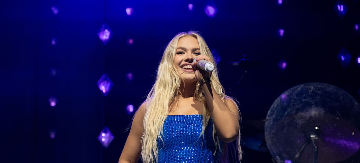 Freya Skye actuando en california como parte de "Stars Align" tour, febrero 2026