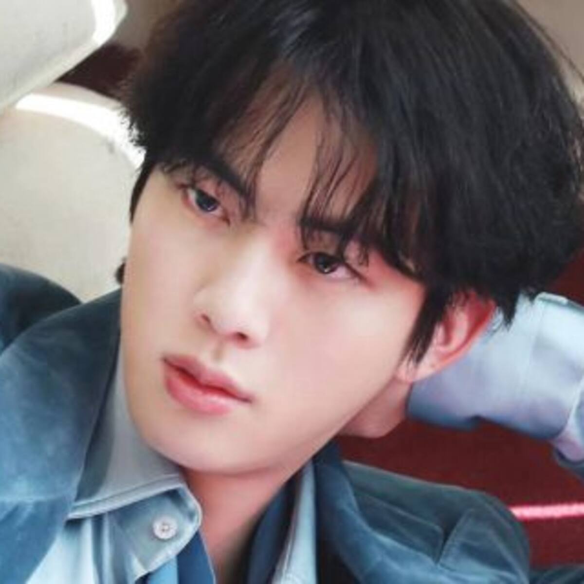 Se hizo viral el video de una joven en una cita con Jin de BTS