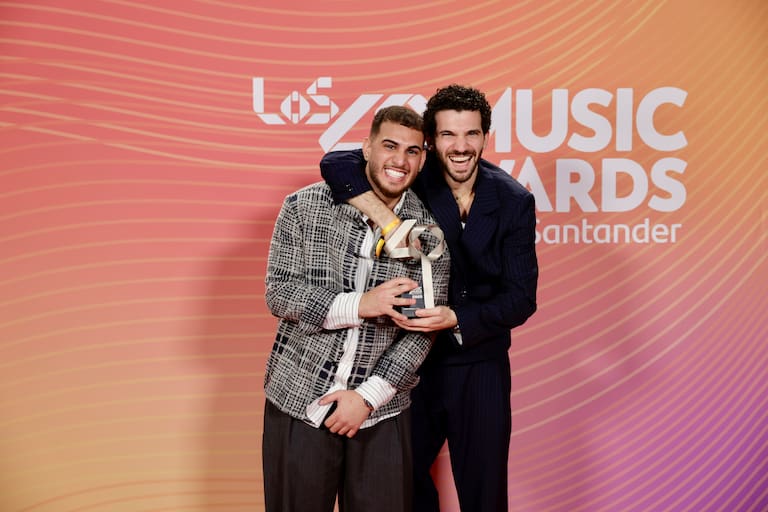 Ritmo latino imparable: Alleh y Yorghaki se llevan Mejor Canción Latina con Capaz (Merengueton). ¡Un tema que puso a todos a bailar!