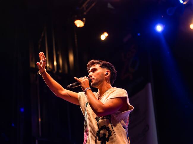 Hay momentos inolvidables y seguro que esta noche quedará para siempre en el recuerdo de Alez, pues no todos los días cantas en casa // Antonio Luna