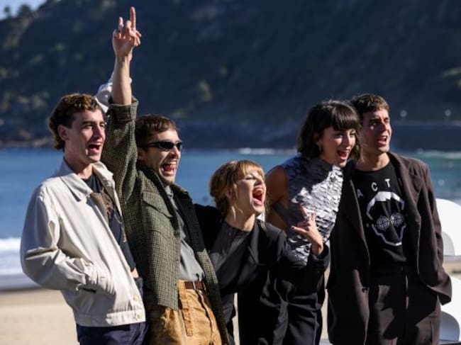 El reparto de la serie en su presentación en el Festival de San Sebastián.