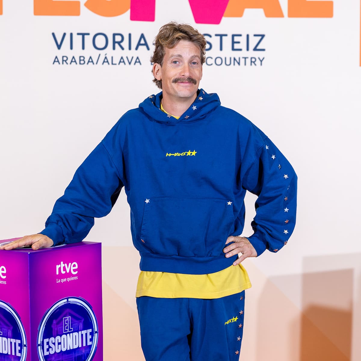 Todo lo que se sabe de 'El Escondite' de Grison, su nuevo programa en RTVE: los 18 concursantes famosos, la mecánica del juego, el casoplón...