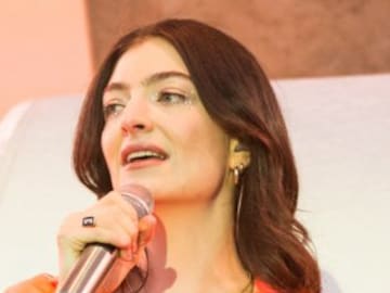 Lorde celebra el primer aniversario de ‘Solar Power’ con el último vídeo de ‘Oceanic Feeling’