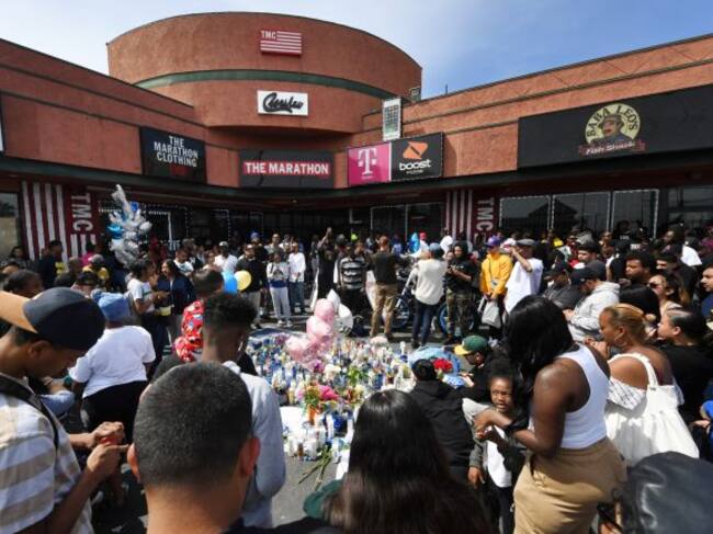 Homenaje a Nipsey Hussle frente a su tienda en Los Ángeles.