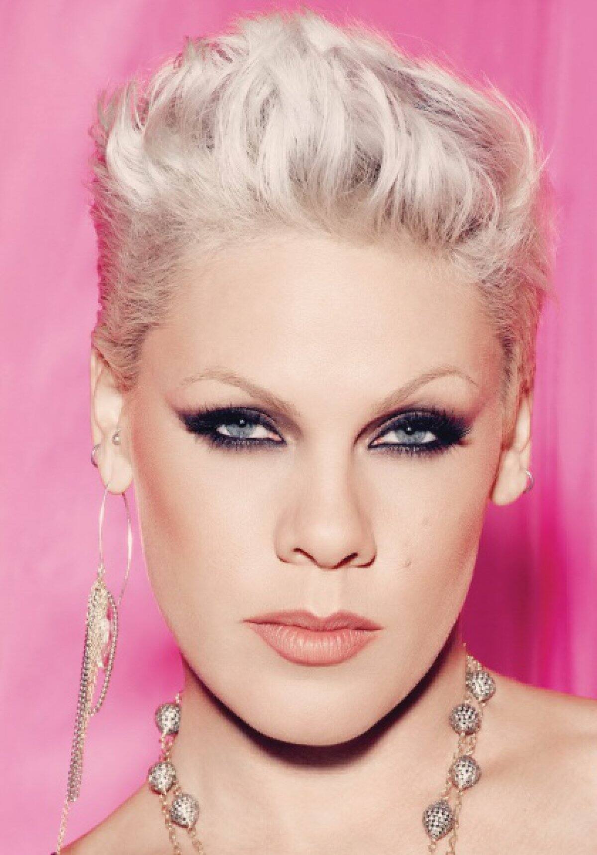 Pink se inició en el mundo laboral vendiendo hamburguesas en la casa de los arcos dorados.