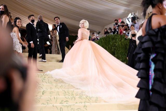 Billie Eilish usó un Oscar de la Renta color durazno para la MET Gala 2021