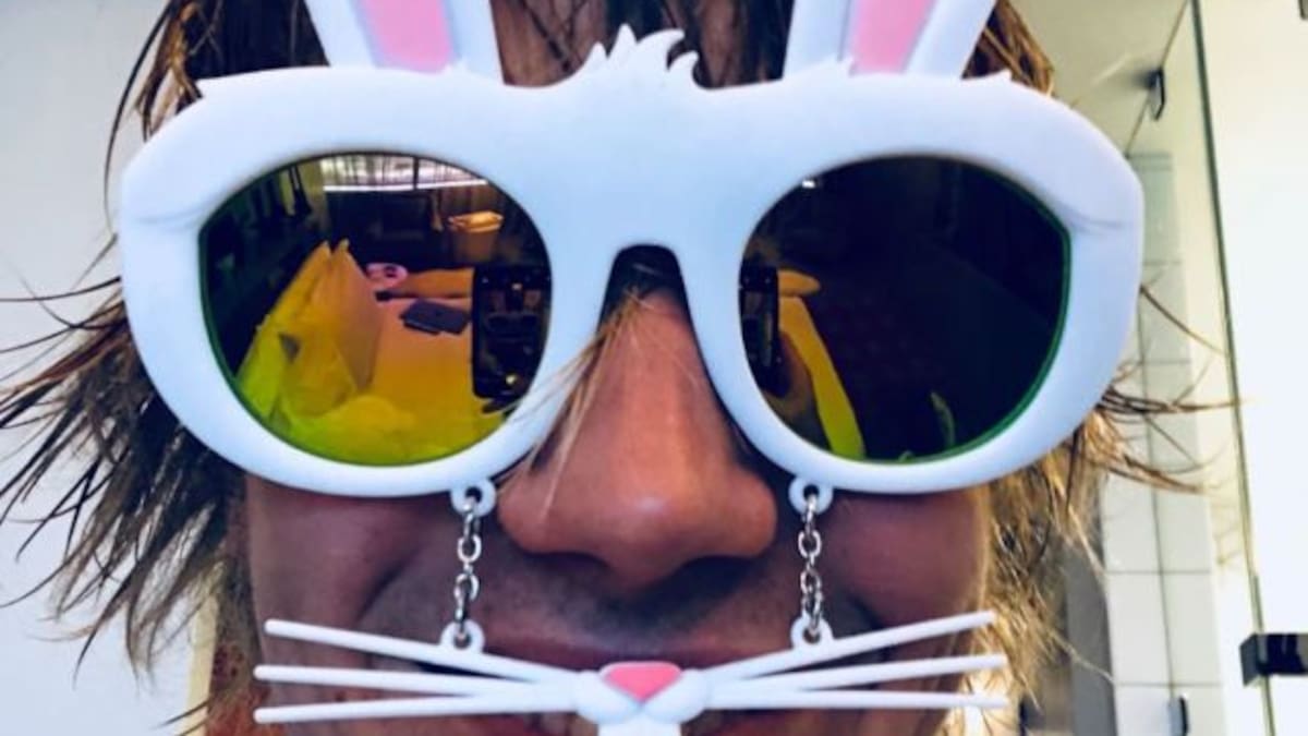 Pasteles rosas, conejos y huevos extra grandes en la Pascua de las celebs