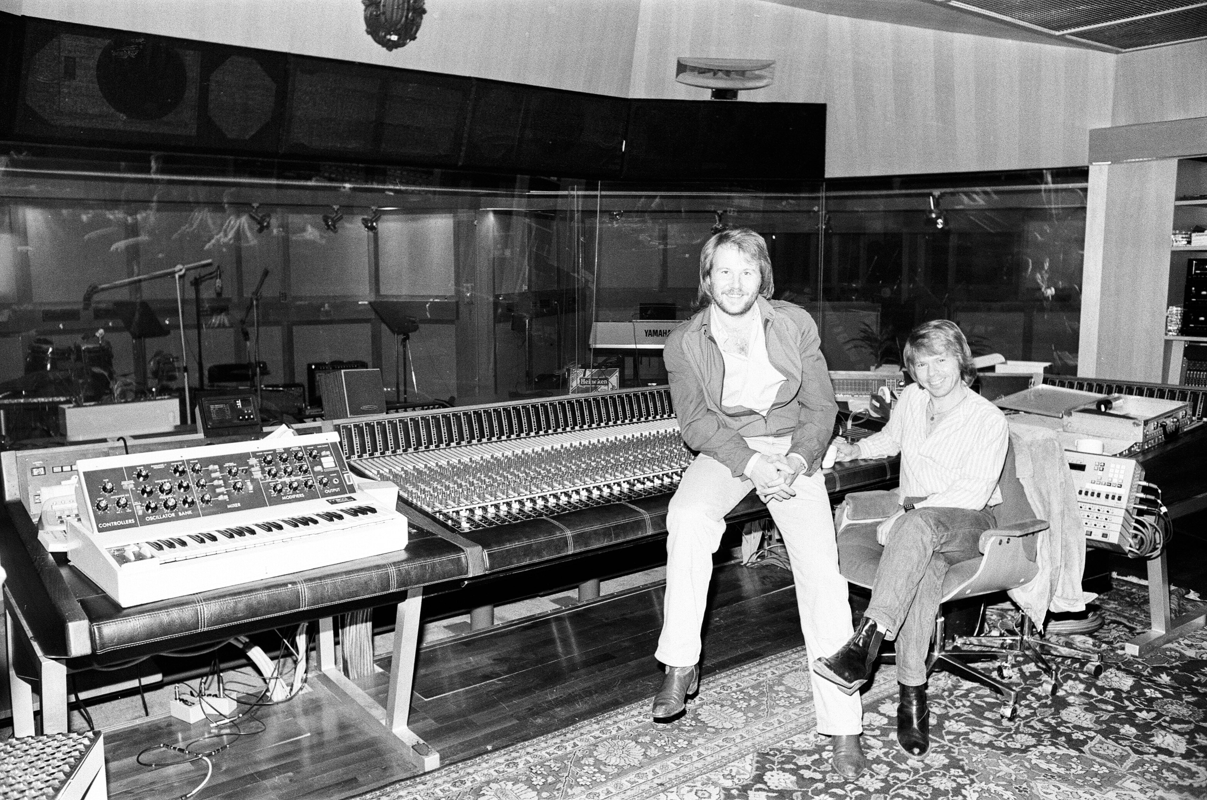 El grupo pop sueco ABBA, integrado por Agnetha Fältskog, Björn Ulvaeus, Benny Andersson y Anni-Frid Lyngstad, en Londres. En la imagen, Björn Ulvaeus y Benny Andersson en un estudio, 19 de octubre de 1980. (Foto de Alan Olley/Mirrorpix vía Getty Images)