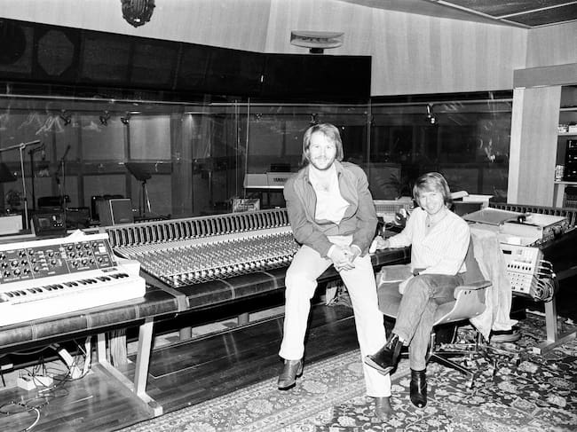 El grupo pop sueco ABBA, integrado por Agnetha Fältskog, Björn Ulvaeus, Benny Andersson y Anni-Frid Lyngstad, en Londres. En la imagen, Björn Ulvaeus y Benny Andersson en un estudio, 19 de octubre de 1980. (Foto de Alan Olley/Mirrorpix vía Getty Images)
