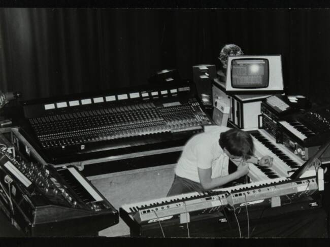 El múisco Klaus Schulze, genio de la electrónica alemana, en concierto en 1983.