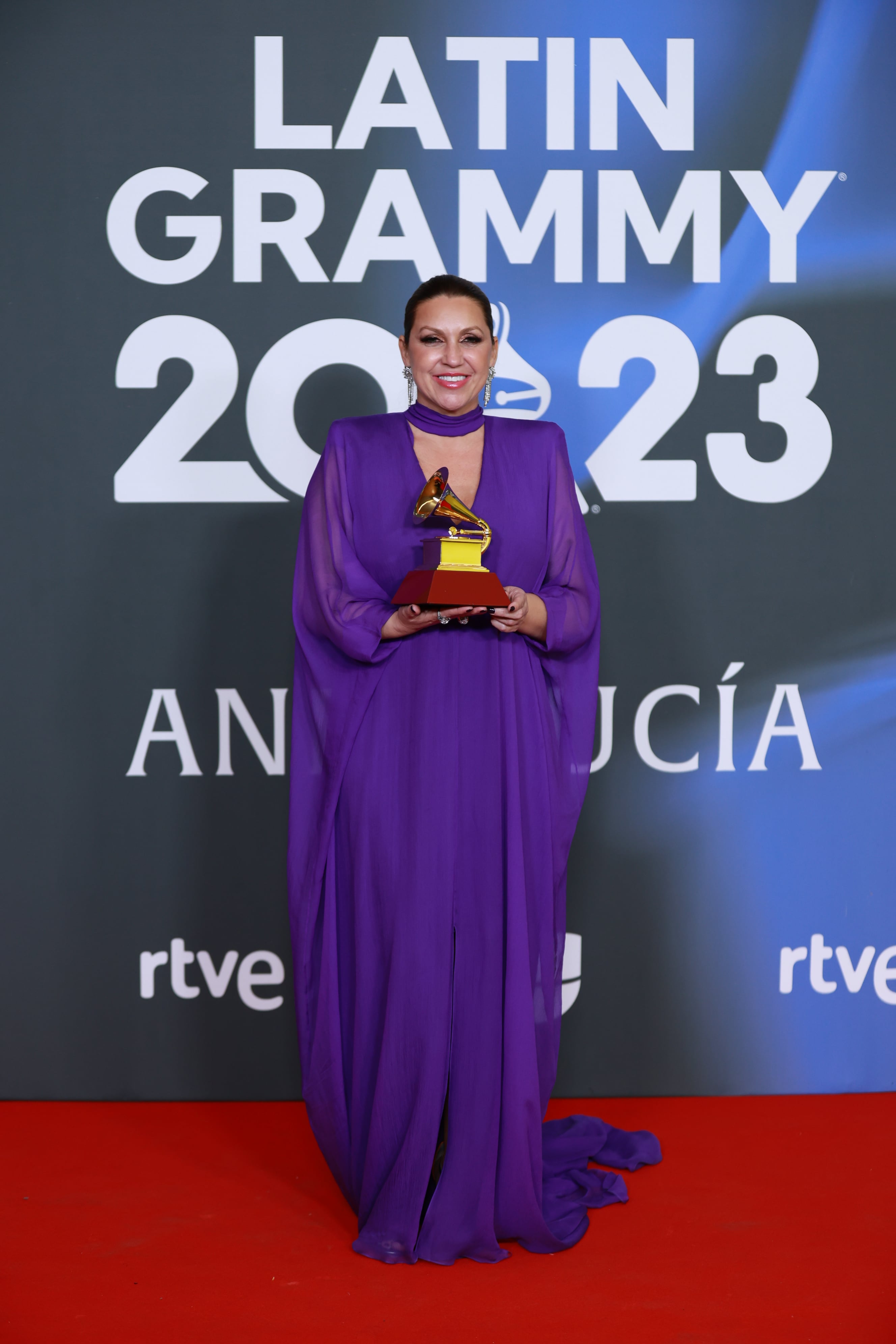 Niña Pastori posando con el Grammy a Mejor Álbum de Música Flamenca, que le ha sido otorgado durante la gala entrega de los Latin Grammy 2023.